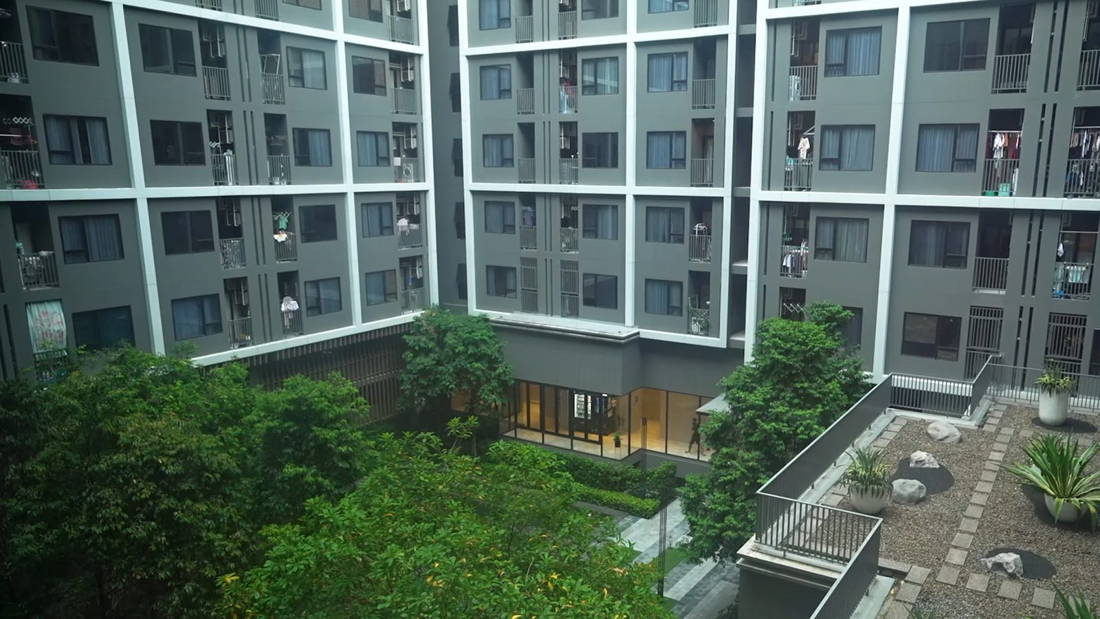 อาคารและสวนกลาง